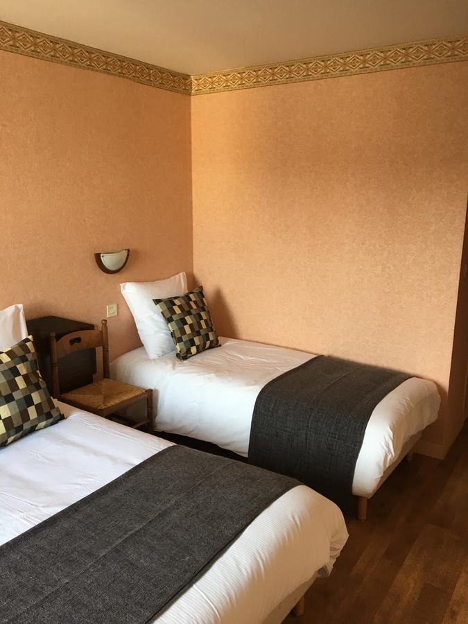 Hotel Le Dauphin Saint-Denis-de l'Hotel Luaran gambar