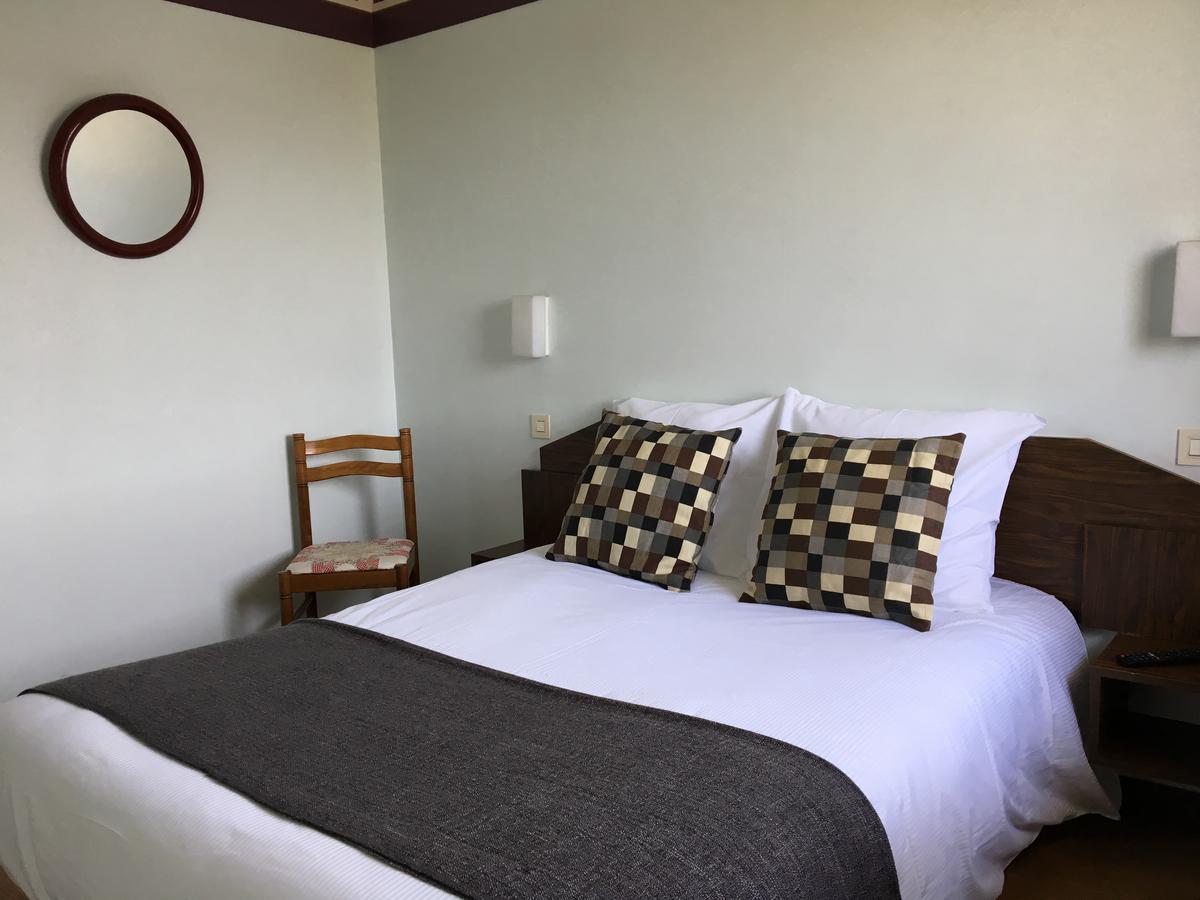 Hotel Le Dauphin Saint-Denis-de l'Hotel Luaran gambar