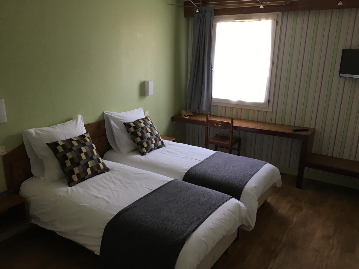 Hotel Le Dauphin Saint-Denis-de l'Hotel Luaran gambar