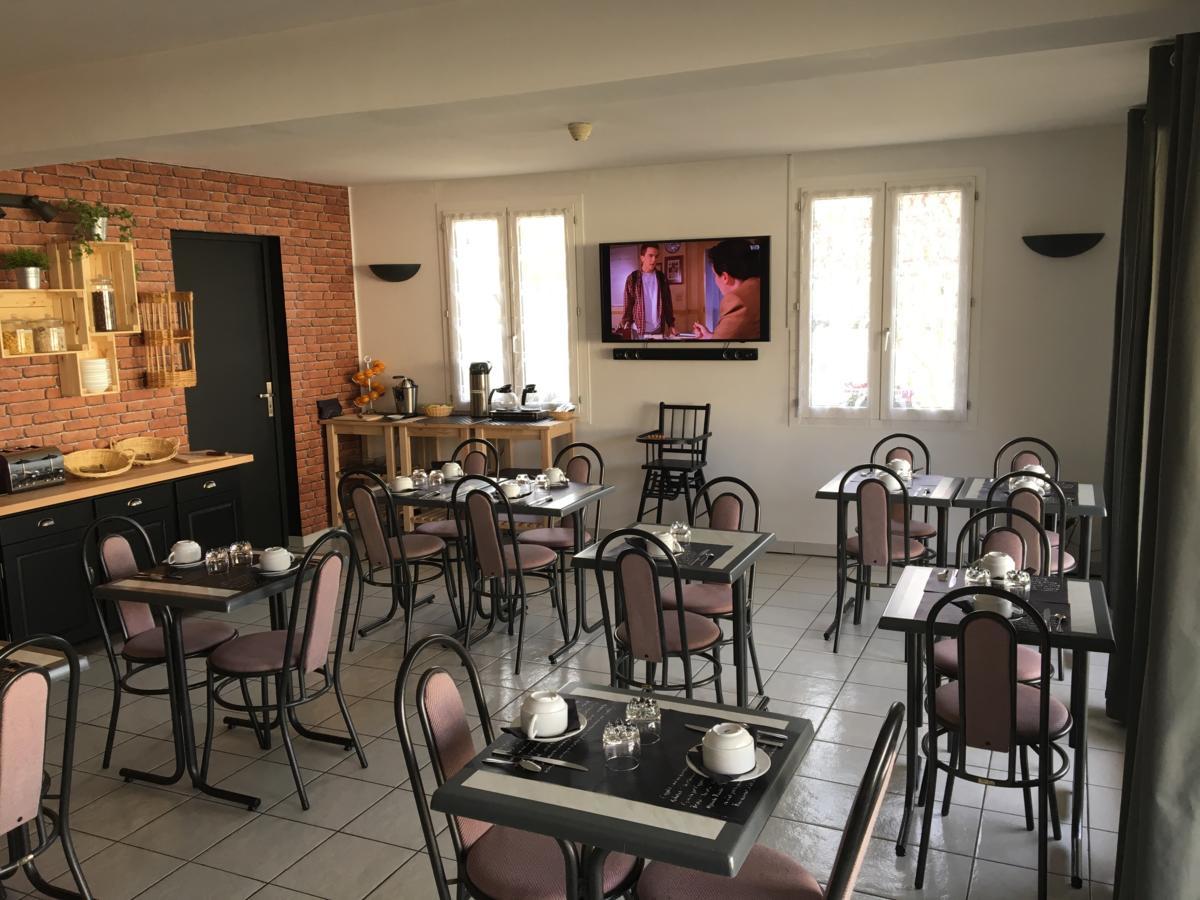 Hotel Le Dauphin Saint-Denis-de l'Hotel Luaran gambar